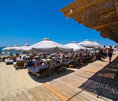 Οι ξαπλώστρες του cafe beach bar Τράτα